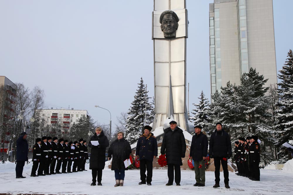 Сегодня в районе Внуково состоялось торжественное возложение цветов к мемориальному комплексу лётчикам 10-й Гвардейской авиационной дивизии в честь дня начала контрнаступления под Москвой 5 декабря 1941 года